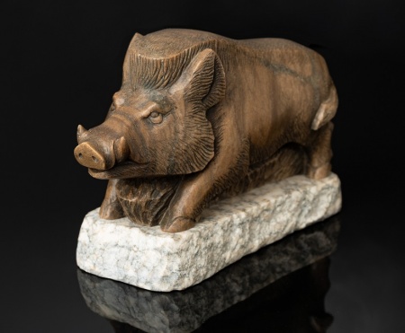 Скульптура «Кабан». Кальцит на подставке, упаковка: деревянный ящик